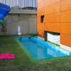 Piscina con vaso construido en hormigón,junto a muro de casa , a ras de ventana