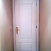 Lacar puertas y marcos en blanco y suministrar 2 puertas nuevas iguales