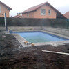 Poner baldosas alrededor piscina exterior