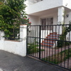 Puerta cochera y entrada vivienda