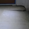 Limpieza del suelo de un local comercial en el casco viejo de bilbao