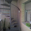 Cerramiento con puerta escalera caracol exterior