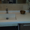 Lavamanos de silestone sobre mueble y pulido suelo terrazo