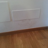 Arreglo arañazos parquet y pared además hay una mancha de humedad antigua que necesita pinturatan solo dos láminas de tarima