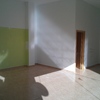 Cerrar la pared donde está una puerta y hacerla en otra pared