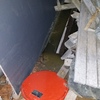 Fuga de agua residual de las cañerías en el sótano