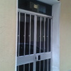 Instalar puerta hierro para exterior de edificio