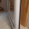 Puerta gatera en puerta de cristal