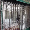 Colocar rejas extensibles con apertura central