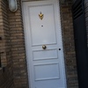 Instalar puerta de seguridad de aluminio blanco