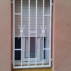 Fabricación y colocación de 2 rejas