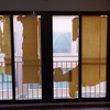 Limpiar ventana, tiene pegado un papel.