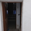 Reparar marco puerta y enfoscar pared del cuarto contadores