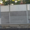 Vallado de mediana con cerramiento metalico