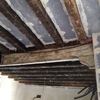 Pintar techos y vigas de madera y restaurar puerta
