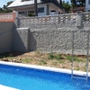 Instalar tarima de madera sintética alrededor piscina