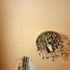 Picar y encalar el baño tambien poner antihumedad a los hierros