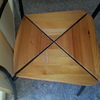 Mesa y sillas de madera