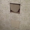 Pegar una baldosa en la pared del baño, sevilla