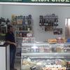 Decoracion con estanterias para una tienda de gourmet conservas vinos aceites