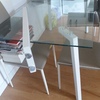 Pegar para metálica a una mesa de cristal