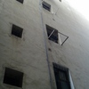 Tapar fisuras entre ventanas de la fachada del edificio