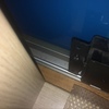 Cambiar rueda de armario con puerta corredera
