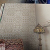 Poner papel en una pared de un dormitorio