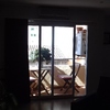 Cambiar ventanas de salida del salón al balcón, por cortinas de cristal