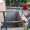 instalar tramex para cubrir patio inglés en el jardín de un adosado