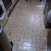 Cambiar encimera de madera por granito y colocar suelo de terrazo