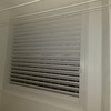 Retirar cerramiento + suministrar/instalar ventana pvc oscilobatiente blanca 124x124x10