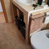 Instalar puerta corredera y baldas hueco debajo lavabo