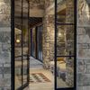 Puerta estilo industrial en cristal y hierro para patio