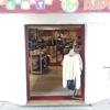 Puerta entrada a un comercio en cristal