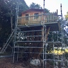 Escalera con barandillas para casa en árbol