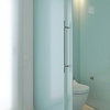 Cerrar el cuarto de baño con cristal traslucido