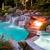 Piscina con cascada y jacuzzi
