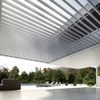 Pérgola aluminio adosada a la pared de la casa anclada en suelo de terraza de 5 x 3 m de aspecto vanguardista