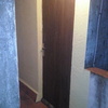 Cambiar puerta de madera por una de aluminio con cerradura interior