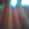 Arreglar rallas poniendo cera con el palo fregona suelo parquet