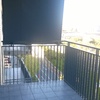 Cubrimiento con panel de aluminio color gris a ambos lados terraza