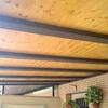 Pèrgola metílica con techo de madera