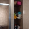 Puerta de cristal para estantería de obra en baño
