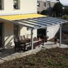 Pérgola con techo de cristal y toldo