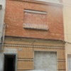 Reformar fachada, ampliando el porton y poner puerta para entrada de coche (garaje) y posible cambio de escalera para subir a vivienda de primera planta
