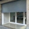 Puerta carpintería aluminio desplazada hacia dentro para local comercial
