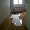arregle el daño tarima en una parte de una habitación