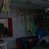 Habitaculo de tres lados de policarbonato bajo tejadillo del porche en jardin