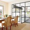 Pared de cuarterones de cristal con puertas correderas